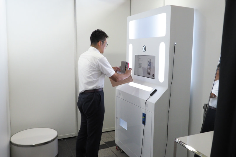 写真機タイプの「A-STUDIO」（左）と、ミラーレスカメラが設置してある「B-STUDIO」（右）の2タイプある。プリントできる写真の形式が変わる