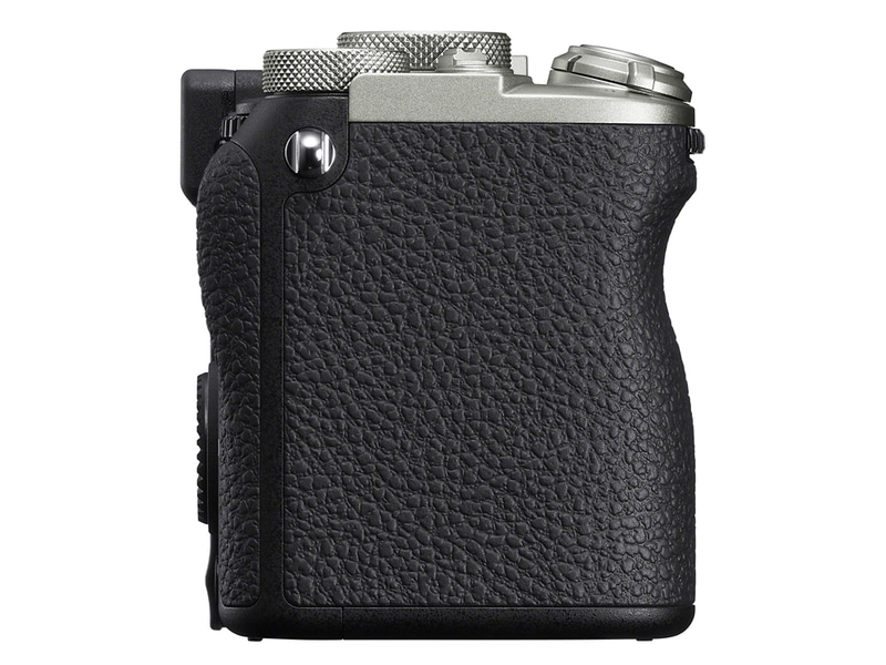 グリップ部の素材と形状が変更された（α7C II）