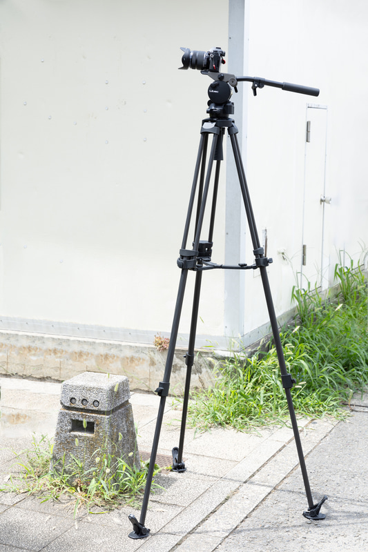 脚の開脚角度を決めるスプレッダー（ステー）が三脚最下部につく「グランドスプレッダー」ではなく、脚の中間にある「ミッドスプレッダー」を今回はチョイス。狭い設置面積で使いやすいのは前者だが、発表会の会場など段差のある客席からの撮影や屋外での撮影には、今回のミッドスプレッダータイプがお勧め。本モデルはどちらも用意されているので好みに合わせてチョイスしたい