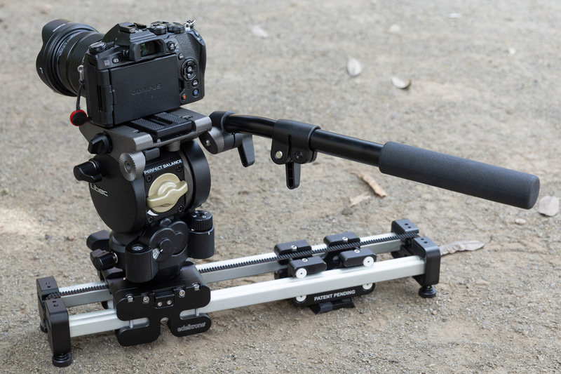 ヘッドの下部分が平らで、3/8サイズの大ネジ穴が切ってあるので、脚から外してスライダーレールに載せて使う、といった使い回しがとても楽でスムーズに行える