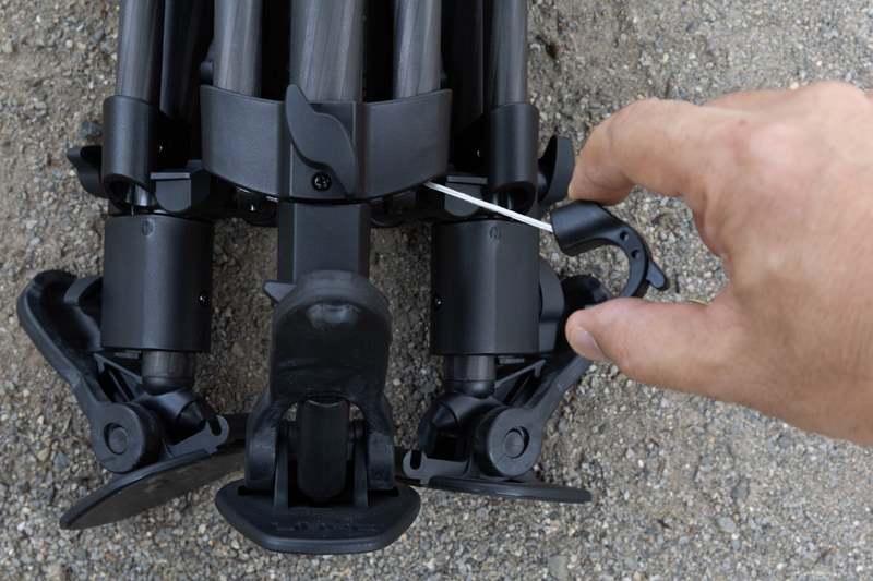 雲台部分の先進性に比べて、極めてオーソドックスな本セットの脚部分。内蔵のケーブルフックを引き出して他の脚にかければ持ち歩きの時にもばらけることなくスマートに持ち運べる