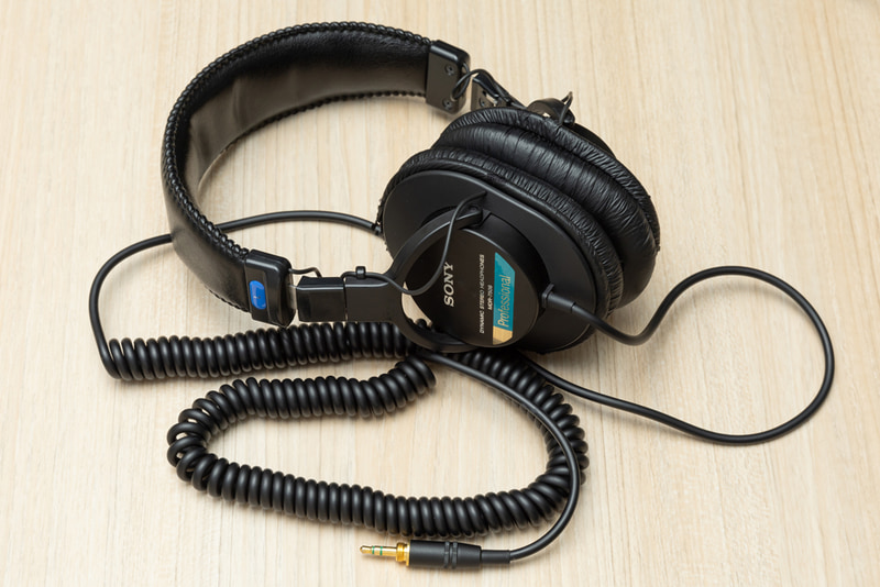 青いステッカーが目印とされる製品で「青帯」の通称でも知られる。モニターヘッドフォンの定番で、30年以上も愛され続けているロングセラー商品だ