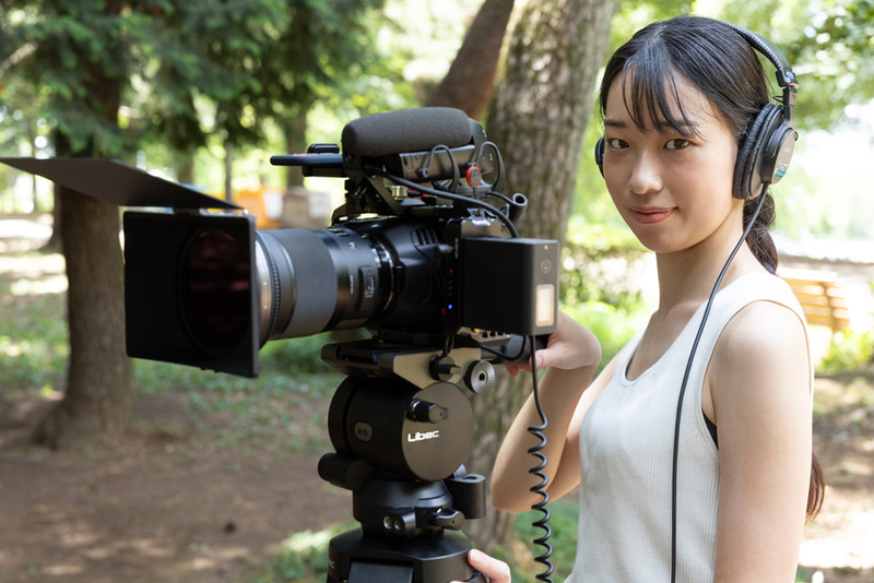 動画収録中の使用例。外部音を程よく遮断してくれ、ワンマンでの収録時にもケーブルの取り回しがしやすい。片方のハウジングをくるっと逆方向に回す形で耳から外しての片耳モニタリングも行いやすい