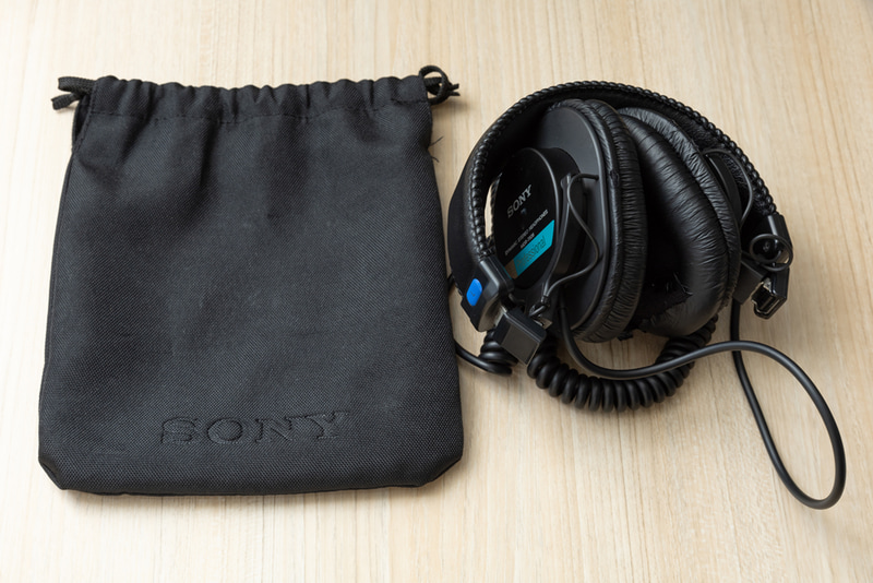 製品にはキャリングポーチが付属する。ヘッドバンド部分が折りたたみ式で、コンパクトに持ち運べるのもロケーション用モニターとして最適だ