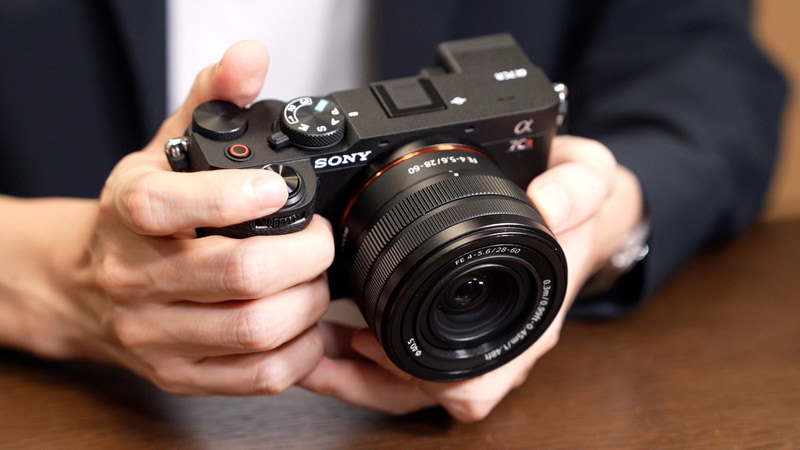 キットレンズ「FE 28-60mm F4-5.6」を装着（α7CR）