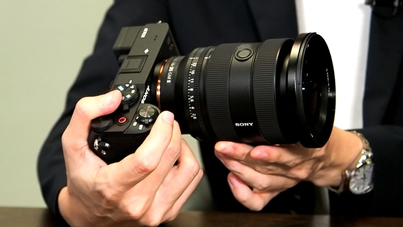 「α7R V」tの組み合わせ。ズーム操作時の繰り出し量も少な目