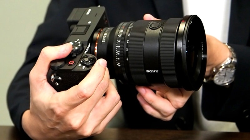 「α7R V」tの組み合わせ。ズーム操作時の繰り出し量も少な目