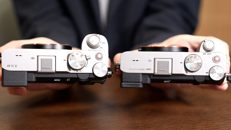 天面の操作部。シャッターボタンの違いが分かりやすい。左が「α7C II」、右が「α7C」