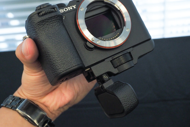 GP-X2を装着したままバッテリー交換できる