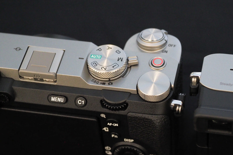 「S＆Q/静止画/動画」切り替えレバーが独立（α7C II）