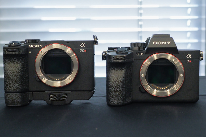 左が「α7CR」、右が「α7R V」。グリップを付けると存在感も増す