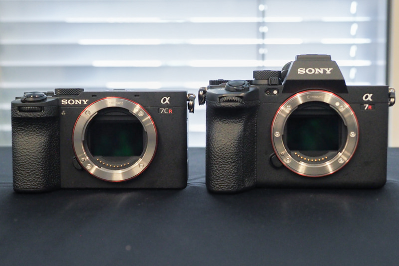 左が「α7CR」、右が「α7R V」。同じ画素数を持つ高解像度モデルだが、そのスタイルは大きく異なる