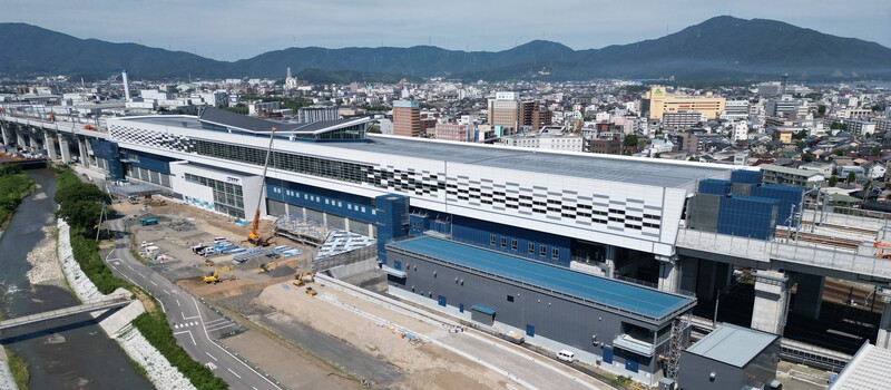 デザインコンセプト：空にうかぶ ～ 自然に囲まれ、港を望む駅～<br>デザインイメージ：煌めく大海から未来へ飛翔する駅