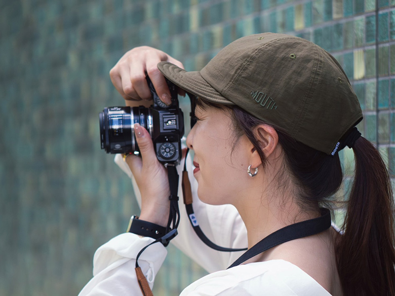 オープンバックタイプのため、スリットに髪の毛を通すことも可能