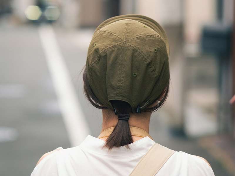 オープンバックタイプのため、スリットに髪の毛を通すことも可能