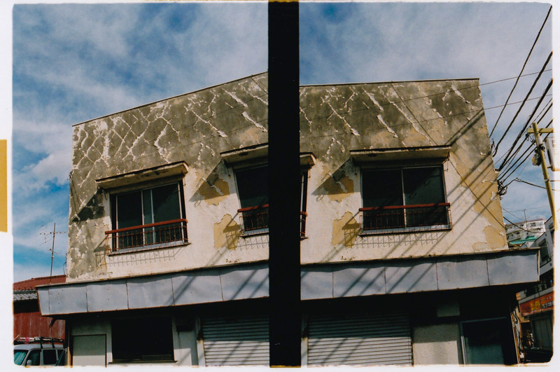 廃業した市場。ヤレた建物に青空という筆者の基本路線をうまく再現してくれます。ヘキサノンレンズって、今更ながらすげー描写だなあとか思うことあるんですよね。コニカカラーで撮りたかったですけども<br>KONICA FT-1 PRO HALF／New HEXANON AR 24mm F2.8（シャッター速度優先AE・1/500秒）／フジカラーPREMIUM 400