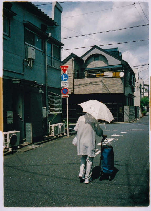 デフォルトが縦位置になるので、こういう被写体が向くという見本であります。くすんだ色ですが、カラーネガの味わいとか、口が裂けても言いたくはありません。面倒なんで補正しないでおきます<br>OLYMPUS PEN S／D.Zuiko 3cm F2.8（F11・1/250秒）／フジカラーPREMIUM 400