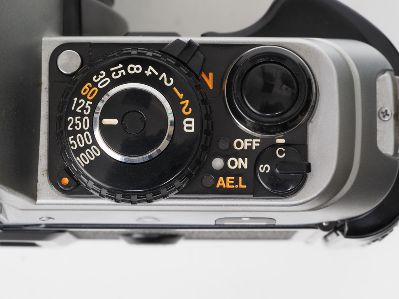 シャッタースピード優先AEですから、天面にりっぱなシャッターダイヤルがあります。最高シャッタースピードは1/1,000秒。シンクロ速度は1/60秒