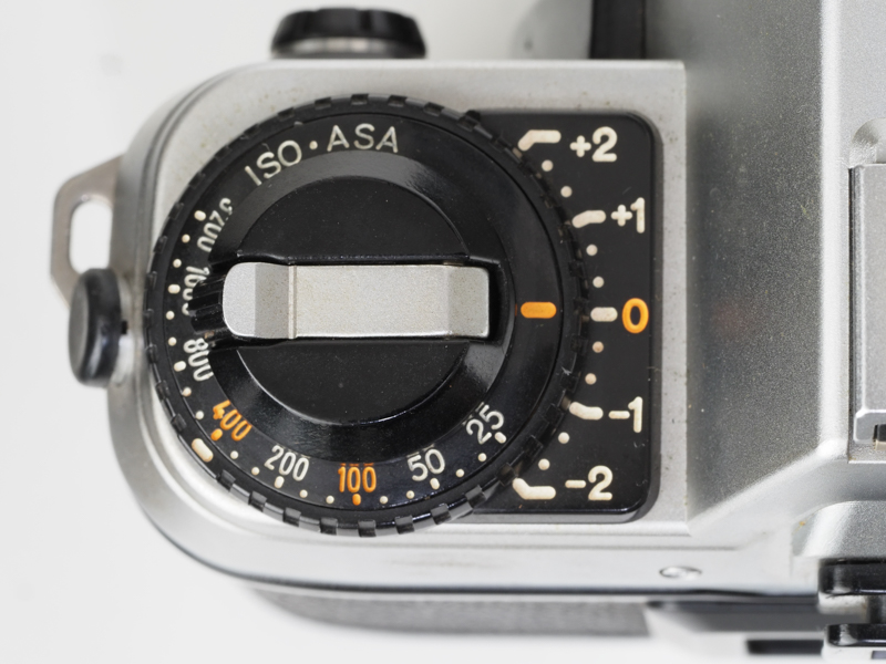 モーター巻き上げのくせに、フィルム巻き戻しはクランクによる手動方法になります。ここにモーターを仕込むとデカくなるからそれを避けたのでしょうか