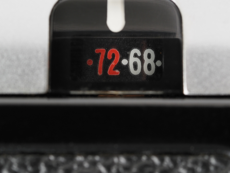 フィルムカウンターは当たり前ですが「72」がラストであります。こういうパーツも特注で製造したんでしょうねえ。大変ですね