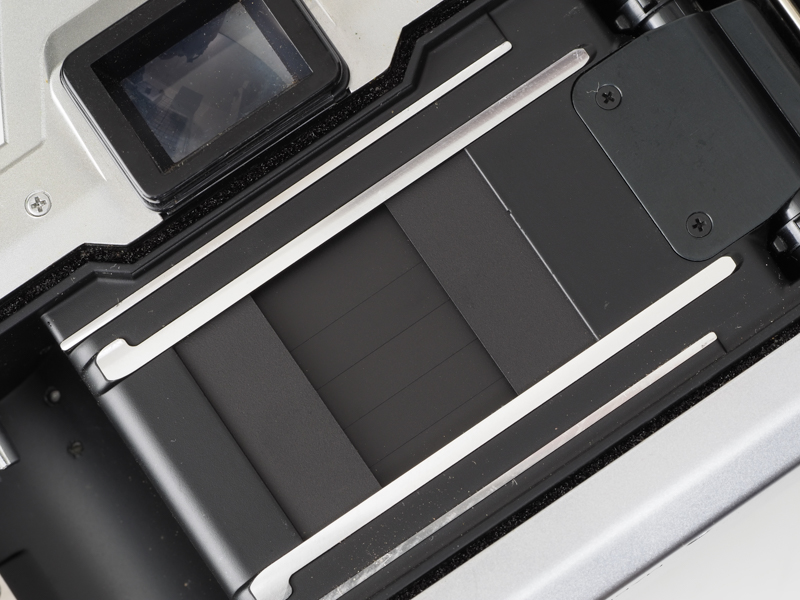 アパーチャー部であります。24×18mm枠は固定されてしまっていますので、かつてのKONICA III MとかAUTOREXみたいにフルサイズへの切り替えはできませぬ。製造時はフィルムの送り量を調整せねばなりませんから大変ですね