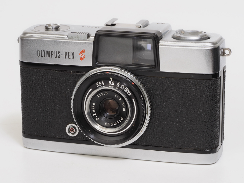オリンパスPEN Sの初期タイプであります。素晴らしく小さく愛らしいカメラであります。1960年登場ですから、筆者とは兄弟みたいなものであります。この個体はD.Zuiko 2.8cm F3.5搭載です。とてもよく写ります。メーターはなく距離計は非搭載ですから、撮影にはそれなりの知識が必要ですが、カラーネガフィルムなら大丈夫でしょう。最高シャッタースピードは1/250秒です。これだけが辛いですね