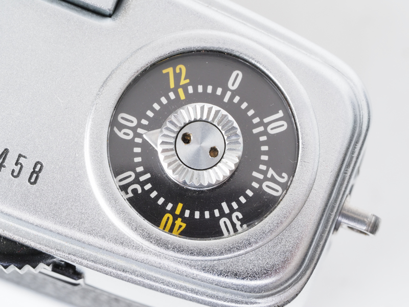 フィルムカウンターは残数式ですね。装填フィルムの枚数をセットせねばなりませんので面倒と言えば面倒です