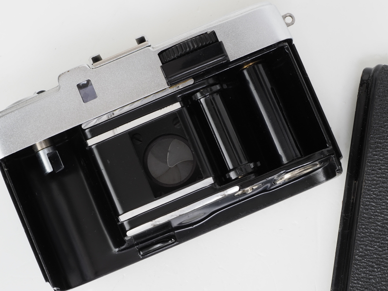 裏蓋は開閉式ではなくて、取り外し式ですね。フィルム装填時に蓋を落とす人とかいなかったんですかねえ。たぶんいたと思いますけどね