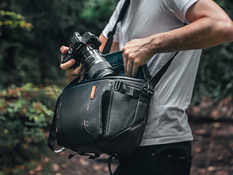 収納機材が確認しやすい広い開口部を採用