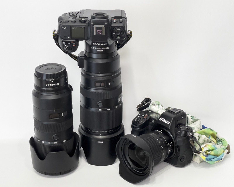 航空祭での撮影時には、望遠ズームレンズをつけたカメラはこのように逆立ちさせて置くことが多いです。現地はとても混雑していますので、事故など起こらないように、足や膝で挟んでおくとより安全です