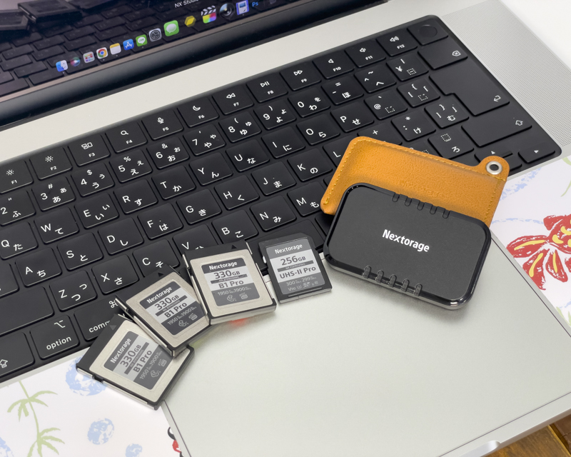 性能はもちろんですが見た目が格好良いのもNextorage製品を愛用しているポイント。ポータブルSSDのPUレザーポーチは手触りも良く、作業中についつい触ってしまうほどです