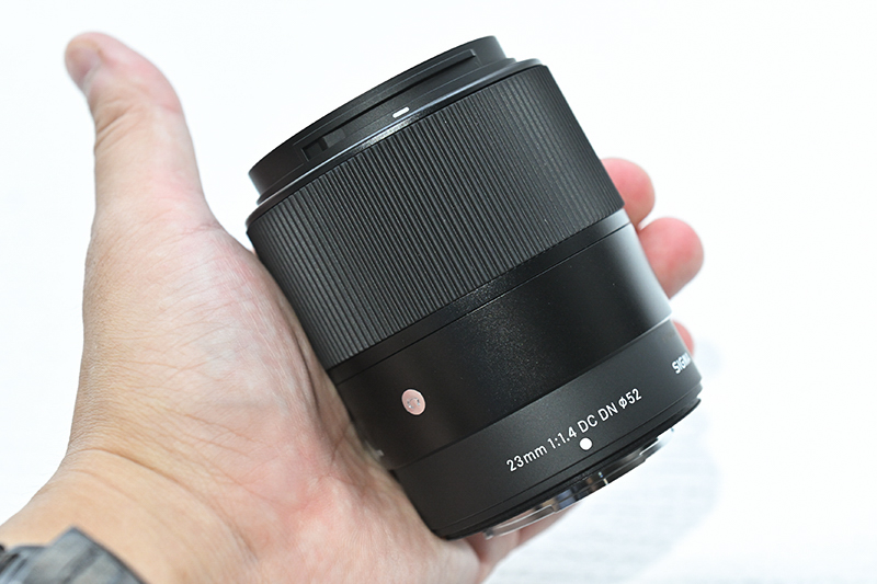 「23mm F1.4 DC DN｜C」は手のひらサイズ