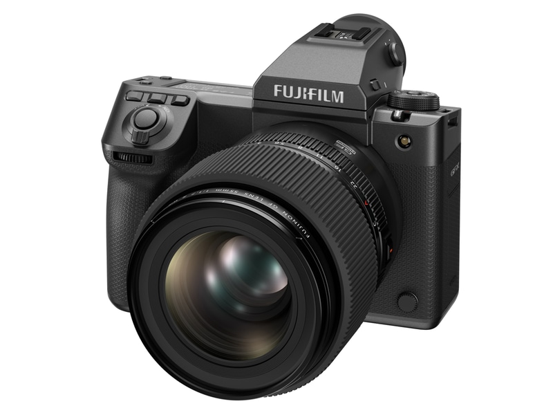 FUJIFILM GFX100 II。同日発表の「フジノンレンズ GF55mmF1.7 R WR」を装着