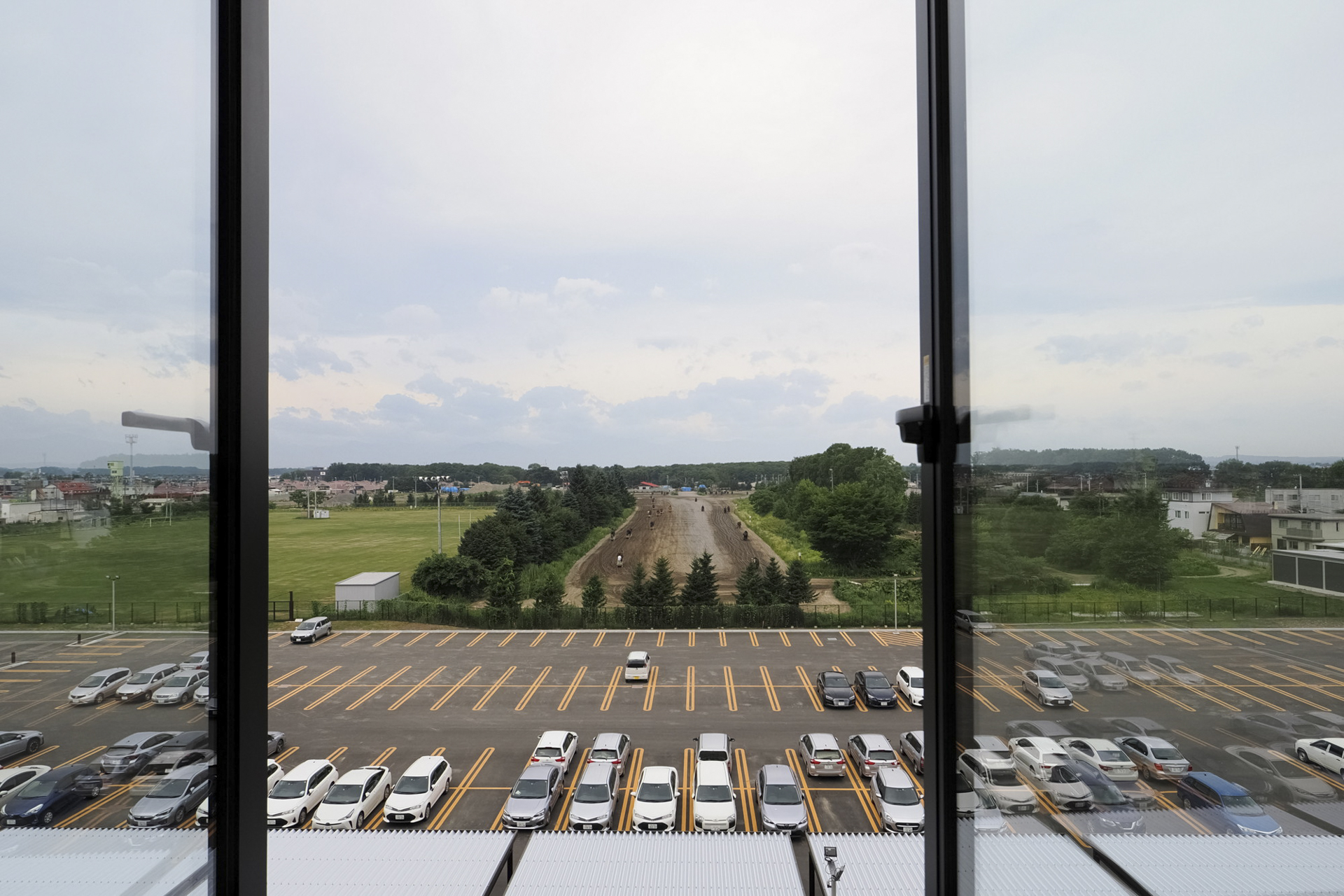 4階の会議室から競馬場を望む<br><span class="fnt-85">OM-SYSTEM OM-1／M.ZUIKO DIGITAL ED 8-25mm F4.0 PRO／絞り優先AE（F4、1/1,250秒、＋0.3EV）／ISO 500</span>