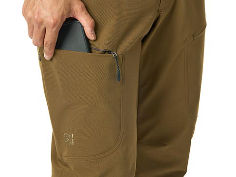 左右の腰部に加えて、大腿部にもポケットを用意