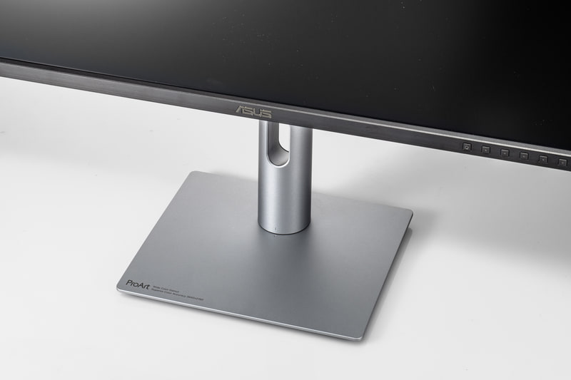 台座も小さく、机のスペースを圧迫しにくい