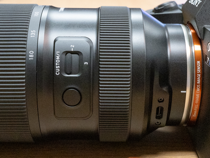 カスタムスイッチとフォーカスセットボタンを用意