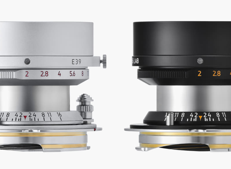 レンズフードを装着したLIGHT LENS LAB LTM 35mm f/2 Collapsible（沈胴式）。左からシルバー、ブラック