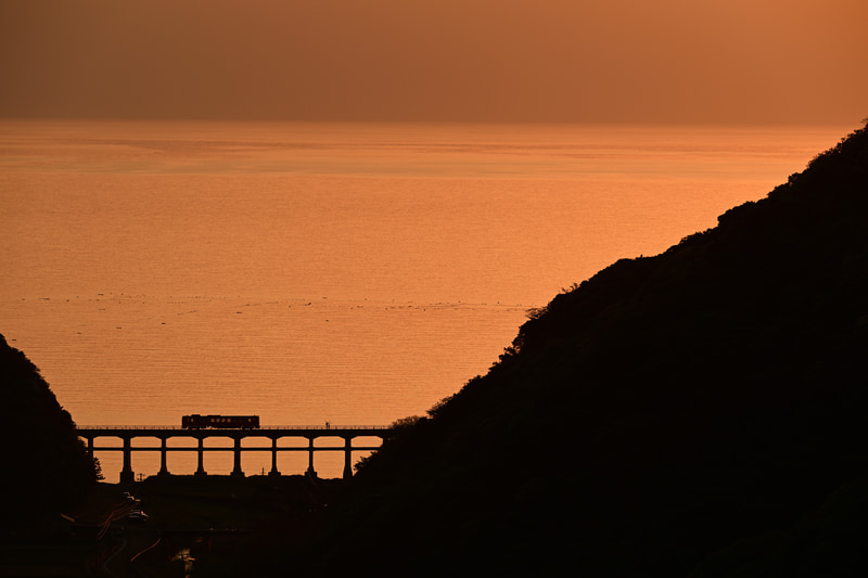 望遠レンズでの鉄道風景写真撮影は構図のちょっとした違いが仕上がりを大きく左右する。微妙な構図の調整ができるギア雲台G4は頼れるアイテムだ<br><span class="fnt-85">Nikon Z 8／NIKKOR Z 100-400mm f/4.5-5.6 VR S／210mm／マニュアル露出（F8、1/500秒）／ISO 100／WB：晴天日陰</span>