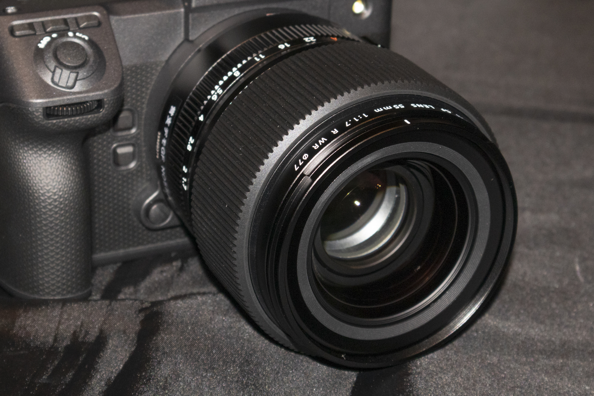 GF55mmF1.7 R WRを装着したところ（以下同）