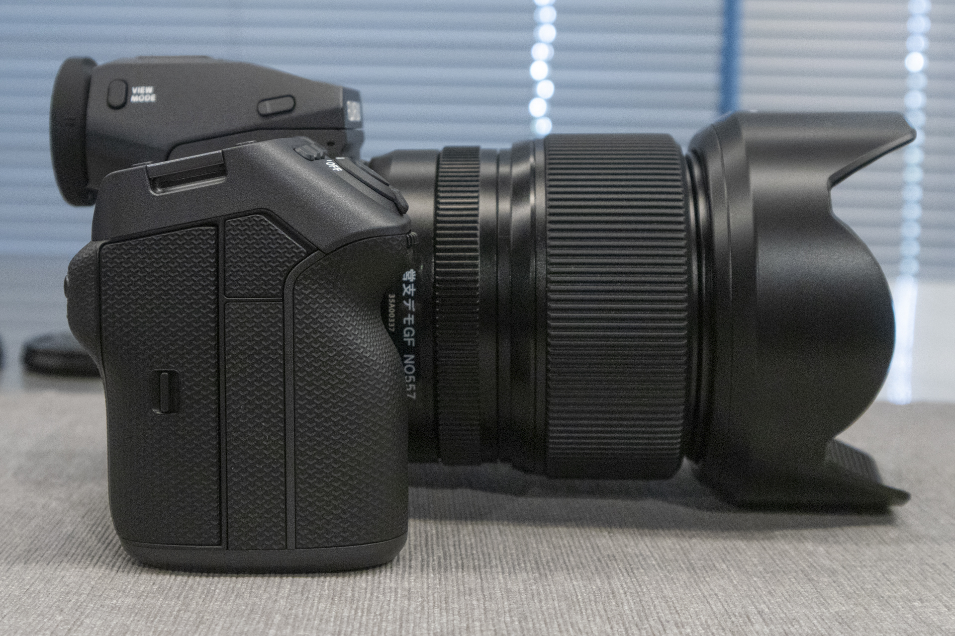 同梱のフードを装着したところ