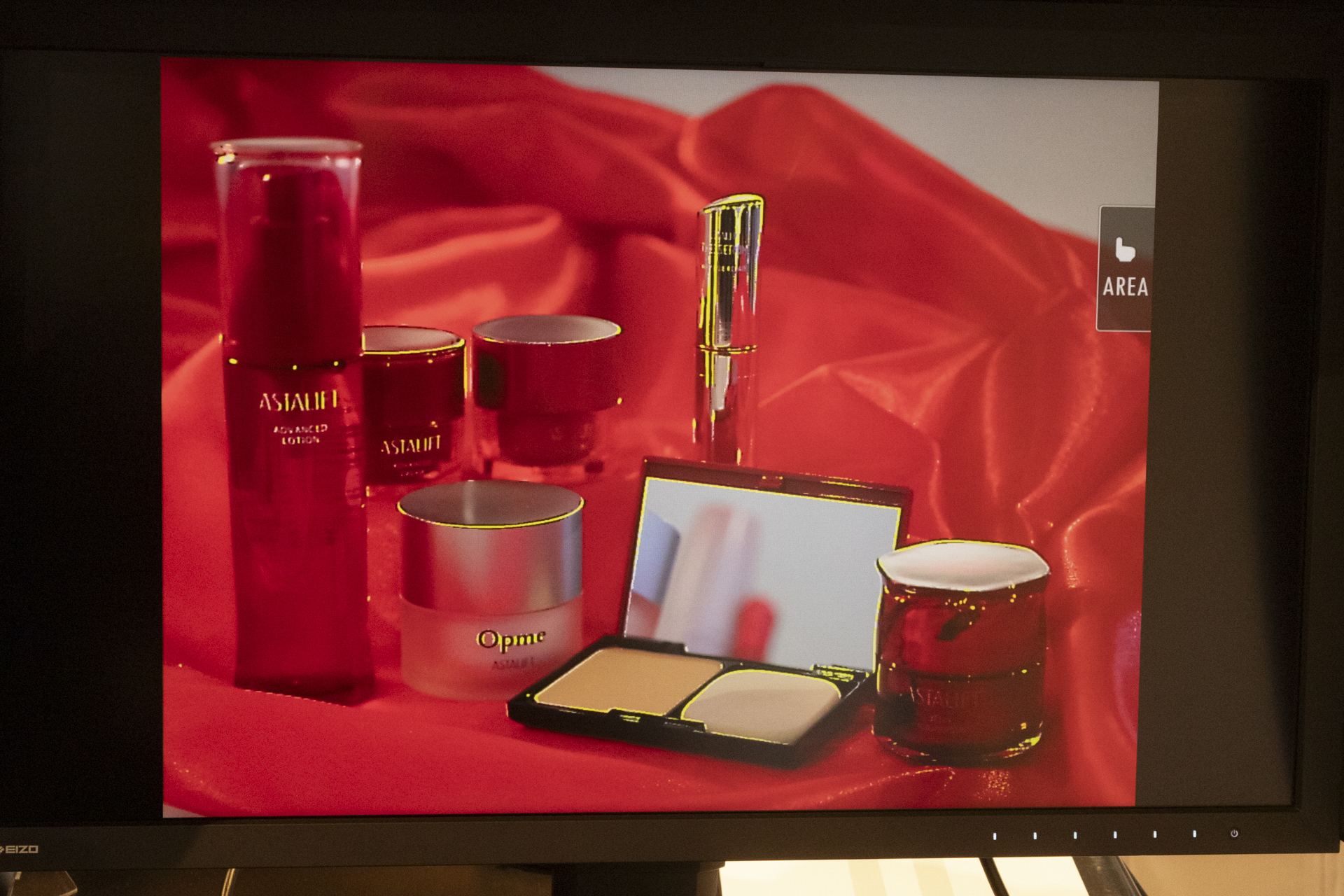 ティルト操作をすることで、被写体の手前と奥の両方にピントを合わせることができる。画面はGF110mmF5.6 T/S Macroで撮影したもの