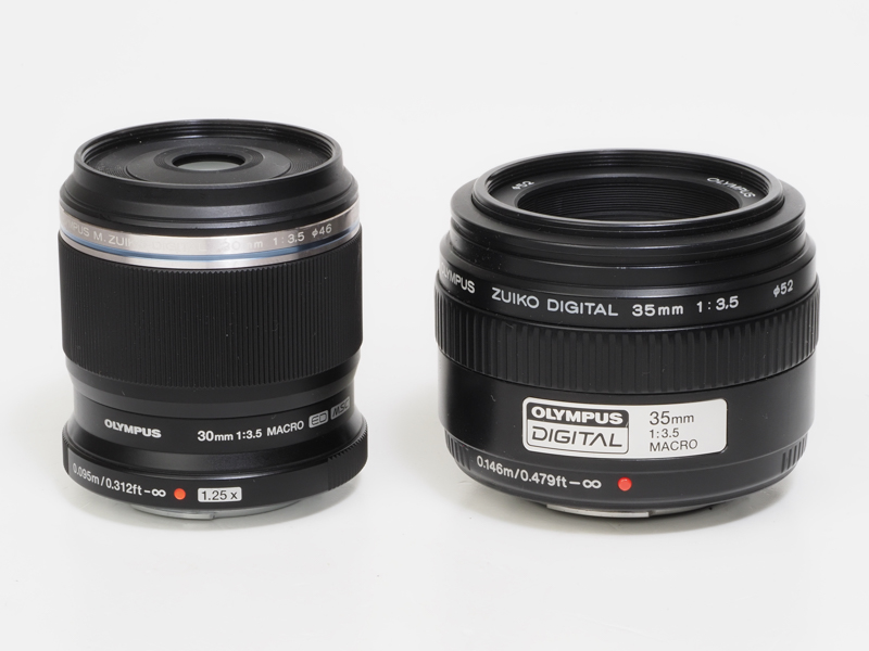 かつてのフォーサーズマウントの「ZUIKO DIGITAL 35mm F3.5 Macro」と並べてみました。焦点距離はちょっとだけ違いますけど。新しい30mmマクロはスリムになりました。姿かたちの違いは見てのとおりでございます