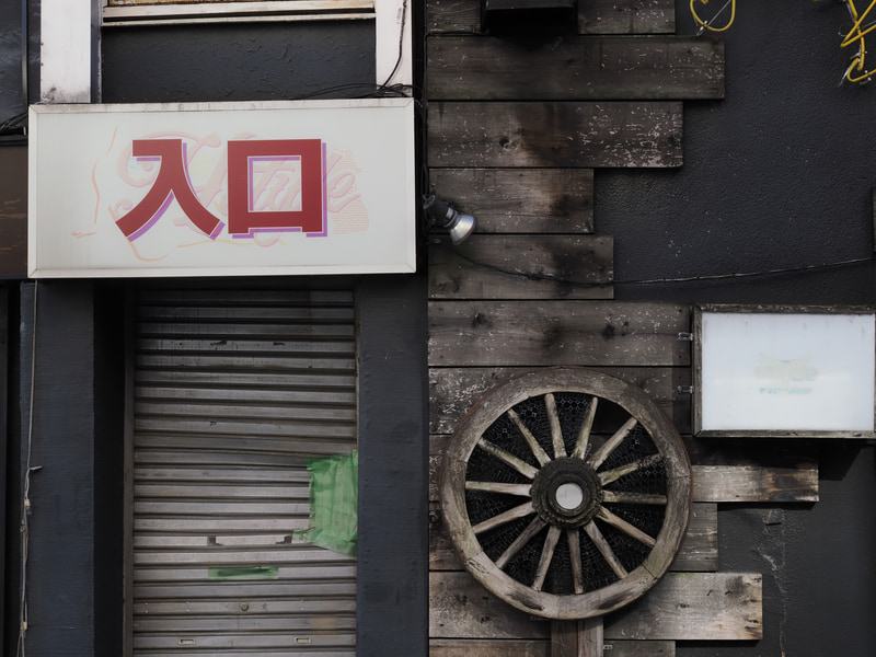 条件の悪いところでの街角スナップです。日陰です。でもディテールの描写もいいし、ハイライトにもトーン残るし、湿度があるような描写をします。鏡胴のデザインはブサイクなのによく写ります<br>OM-1／M.ZUIKO DIGITAL ED 30mm F3.5 Macro／絞り優先AE（F8・1/200秒・-1EV）／ISO 400