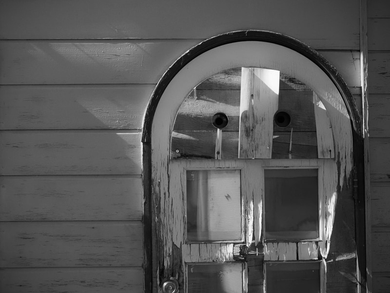 仕事場までの途中に、潰れたパチンコ屋さんがありまして、この開かずの扉を毎日のように撮影しておりますが、本日は斜光線で良い感じでした。光線だけは秋なんだよね。シャドーの再現もいいのでモノクロにしてみました<br>OM-1／M.ZUIKO DIGITAL ED 30mm F3.5 Macro／プログラムAE（F9・1/400秒・-0.3EV）／ISO 400