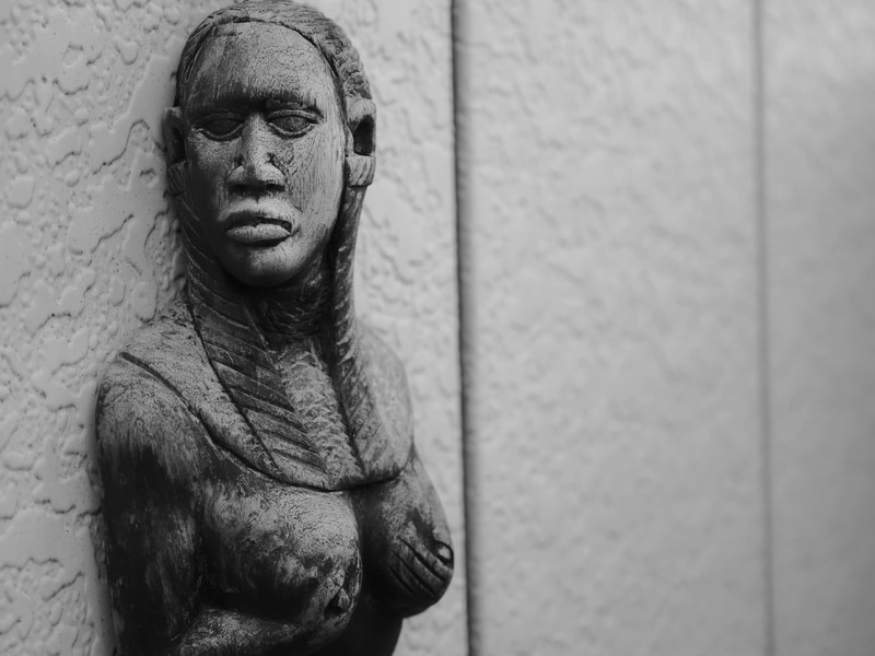 街のアパートの壁に貼り付いてた像ですね、怖いです。どきっとしたので挨拶がわりにシャッター切りました。日陰でコントラスト鈍めですが、良い感じに写ります。ボケ味も自然でした<br>OM-1／M.ZUIKO DIGITAL ED 30mm F3.5 Macro／プログラムAE（F3.5・1/200秒・-0.3EV）／ISO 400