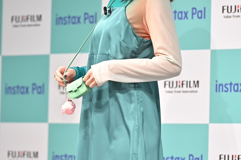 広瀬さんはバッグに付けて登壇