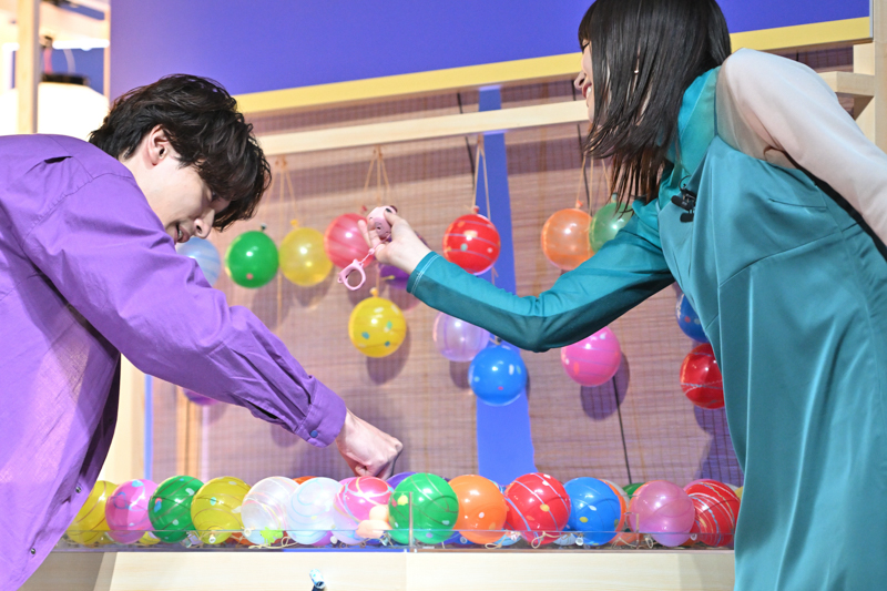 縁日「ヨーヨー吊り」を楽しむ横浜さんと広瀬さん