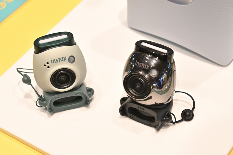 左：ピスタチオグリーン、右：ジェムブラック