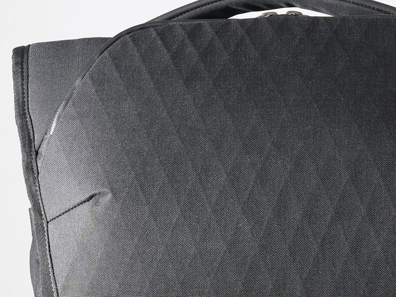 表面素材に高耐久「X-Pac X50」を採用